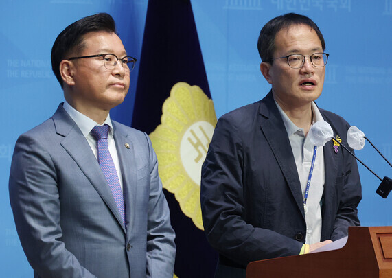 People Power Party lawmaker Lee Yong-soo (left) and Democratic Party lawmaker Park Joo-min (right), the chief deputy floor leaders of the respective parties, announce that they have come to an agreement on revisions to a bill to investigate the 2022 crowd crush disaster in Itaewon on May 1, 2024. (Yonhap)