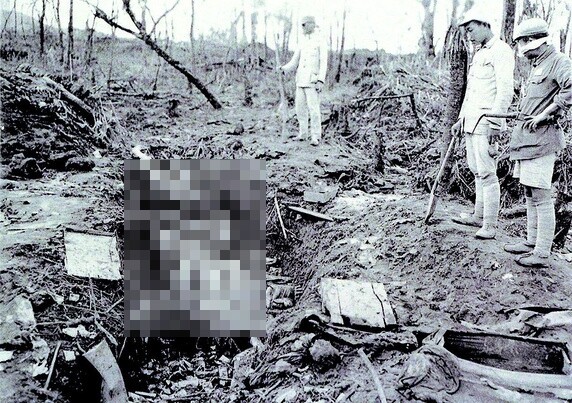 The top photo shows the corpses of Korean women massacred in China was published in 1997. Since this photo was not accompanied by a clear explanation or related documents