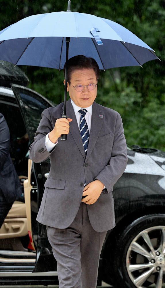 이재명 전 더불어민주당 대표가 8일 오후 서울 서초동 서울중앙지법에서 열린 ‘공직선거법 재판 위증교사 혐의’에 대한 1심 속행 공판에 출석하고 있다. 김정효 기자 hyopd@hani.co.kr