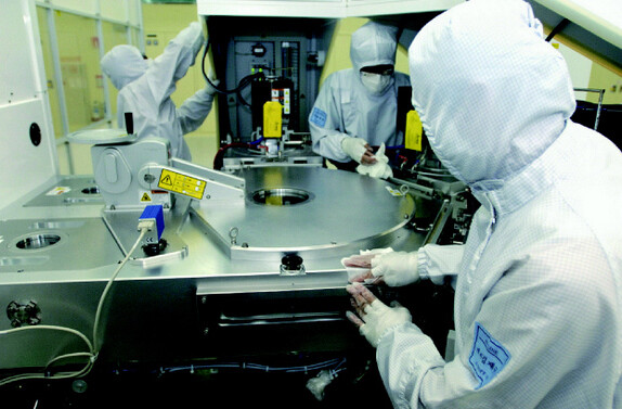 깨끗한 반도체 공장? 지난 2007년 삼성전자 반도체 기흥공장에서 노동자들이 방진복을 입고 일하고 있다. 삼성전자 제공