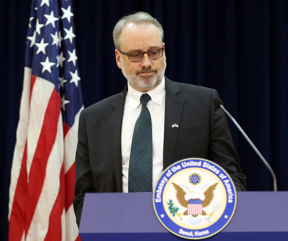 <b>James DeHart, the US’ chief negotiator in its defense cost-sharing talks with South Korea, holds an emergency press conference at the American Center Korea in Seoul after the third round of the two sides’ Special Measures Agreement negotiations broke down on Nov. 19. </b>