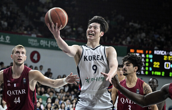 Lee Jung -hyun is trying to shoot in Qatar before the 2025 men's basketball national team at the Anyang Jeonggwanjang Arena on the 18th. Provided by the Korea Basketball Association