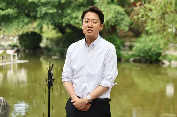 이준석 개혁신당 대통령 후보가 22일 ‘학식먹자’ 행사가 열린 인천 미추홀구 인하대학교에서 취재진 질문에 답하고 있다. 연합뉴스