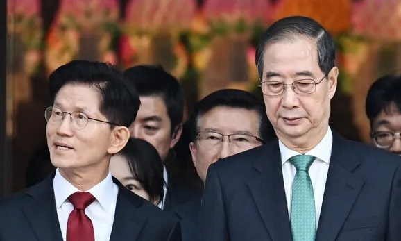 <font color="#FF4000">[속보]</font> 국힘, 전 당원 대상 단일화 찬반 여론조사 시작