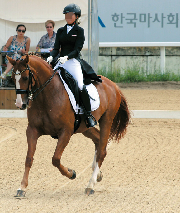 정윤회씨의 딸 정아무개 선수가 지난해 7월 서울경마공원에서 열린 마장마술 경기에 참가하고 있다. 한겨레 박종식 기자