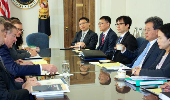 South Korean Trade Minister Kim Hyun-chong speaks (right) speaks with US Trade Representative Robert Lighthizer (left) during the second special session of the KORUS FTA revision in Washington