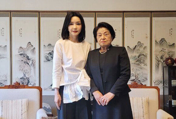 Kim Keon-hee, the wife of President Yoon Suk-yeol, poses for a photo with Lee Soon-ja, the widow of Chun Doo-hwan, on June 16. (provided by the presidential office)