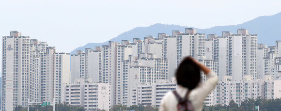 An apartment complex viewed from Seoul’s Jamsil Hangang Park. (Yonhap News)