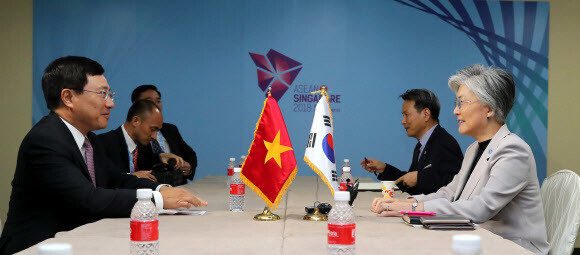 South Korean Minister of Foreign Affairs Kang Kyung-wha meets with Vietnamese Minister of Foreign Affairs and Deputy Prime Minister Pham Binh at Singapore’s EXPO Convention and Exhibition Centre on Aug. 1 during the ASEAN Regional Forum. (Yonhap News)