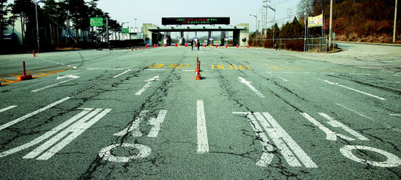  the entrance to the Kaesong Industrial Complex is empty of traffic. North Korea announced an entry ban for South Koreans on Apr. 3 and yesterday announced that it would withdraw all North Korean workers. (by Park Jong-shik