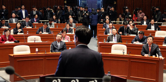Saenuri floor leader Chung Jin-suk addresses a meeting of the party’s Supreme Council