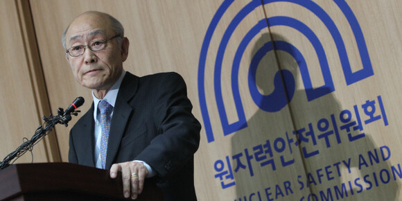 핵발전소 안전을 책임지는 원자력안전위원회 강창순 위원장은 대표적 핵마피아 가운데 한명이다. 그의 손에 우리의 안전이 달려 있다. 한겨레 박종식 기자