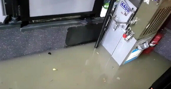 Pada sore hari tanggal 23 ketika peringatan hujan lebat dikeluarkan, air diisi dengan bus kota yang beroperasi di Busan.  berita yunhap