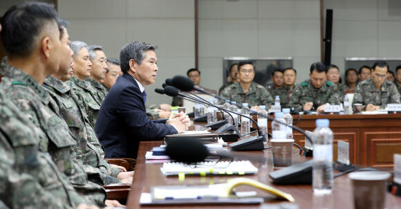 South Korean Defense Minister Jeong Kyeong-doo addresses military commanders regarding the upcoming OPCON transfer at the Ministry of National Defense on Dec. 5. (Yonhap News)