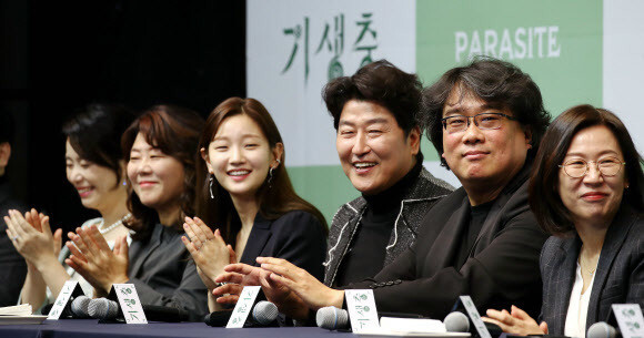 Bong during a press conference with the cast of “Parasite” at the Westin Chosun Hotel in Seoul on Feb. 19. (Yonhap News)