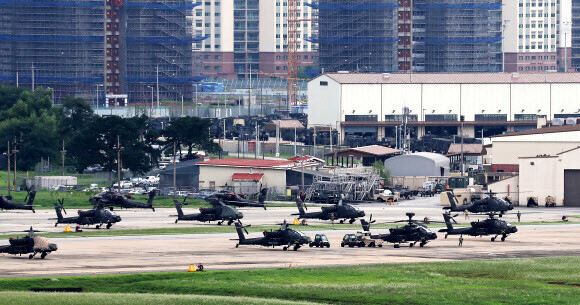 US Apache helicopters at the Camp Humphreys garrison in Pyeongtaek, Gyeonggi Province. (Yonhap News)