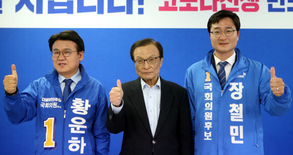 Democratic Party leader Lee Hae-chan takes a photo with general election candidates at the party’s Daejeon headquarters on Apr. 8. (Yonhap News)