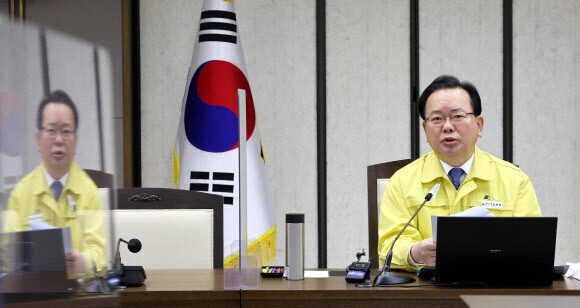 South Korean Prime Minister Kim Boo-kyum speaks at a pandemic response meeting held at the Government Complex in Sejong on Wednesday morning. (Yonhap News)