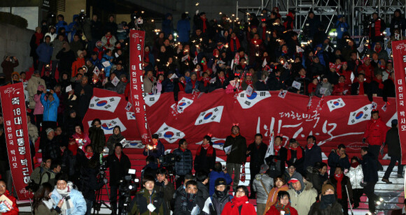  Dec. 19. Park came to the square in central Seoul to accept her victory. (Kim Kyung-ho