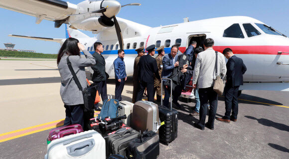 South Korean reporters arrive at Kalma Airport in Wonsan