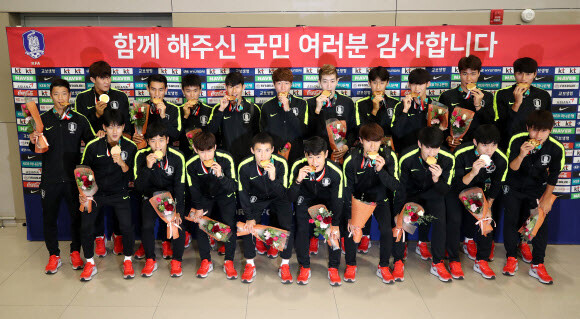 The South Korean national football team poses for a commemorative photograph on Sept. 3 at Incheon International Airport after returning from the 2018 Asian Games in Jakarta and Palembang