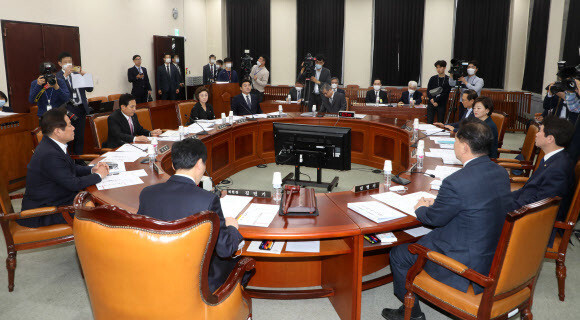 South Korean National Intelligence Service Director Suh Hoon reports to the National Assembly National Intelligence Committee in Seoul on May 6. (Yonhap News)