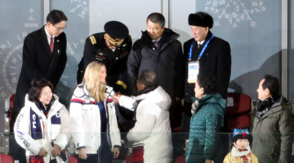 President Moon Jae-in shakes hands with USFK Commander General Vincent Brooks at the Pyeongchang Olympics closing ceremony on Feb. 25. (Blue House Photo Pool)