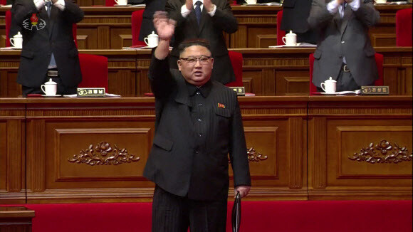 김정은 조선노동당 총비서가 12일 제8차 당대회 폐막식에서 박수를 받으며 당대회 참석자들에게 손을 흔들고 있다. 연합뉴스