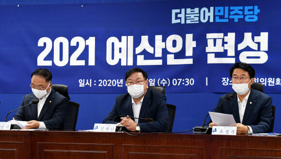 Cho Jeong-sik (right), chair of the Democratic Party’s policy committee, presides over a National Assembly meeting on the 2021 budget on Aug. 26. (Yonhap News)