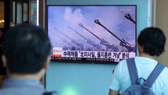 People at Seoul Station watch news coverage of North Korea’s launch of three short range missiles into the East Sea on Aug. 26.  (Yonhap News)
