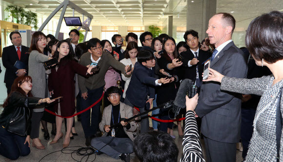 David Stilwell, the US assistant secretary of state for East Asian and Pacific affairs, talks to reporters at the South Korean Ministry of Foreign Affairs in Seoul on Nov. 6.