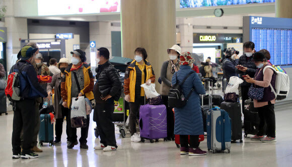 South Korean travelers arrived at Incheon International Airport on Feb. 25 after being denied entry to Israel the previous day. (Yonhap News)
