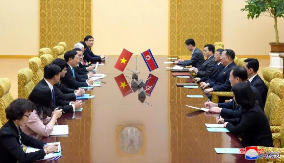Vietnamese Foreign Minister Pham Binh Minh (left)
