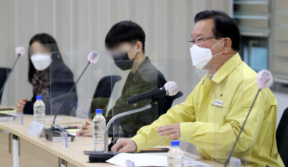 Prime Minister Kimm Boo-kyum speaks during a roundtable on COVID-19 vaccinations for teenagers held at Seoul Seongdong-Gwangjin District Office of Educational Support on Wednesday morning. (Yonhap News)