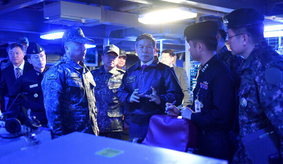 South Korean Defense Minister Jeong Kyeong-doo orders a “strong and lawful response” to further flybys by Japanese aircraft at the Navy’s operational commander center in Busan on Jan. 26. (provided by the Ministry of National Defense)