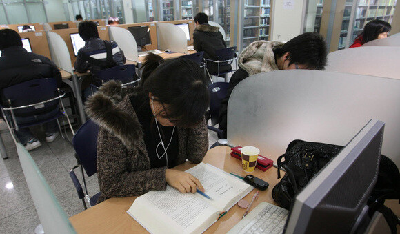 대학 도서관 열람실에서 공부 중인 학생들. 한겨레 이종근 기자