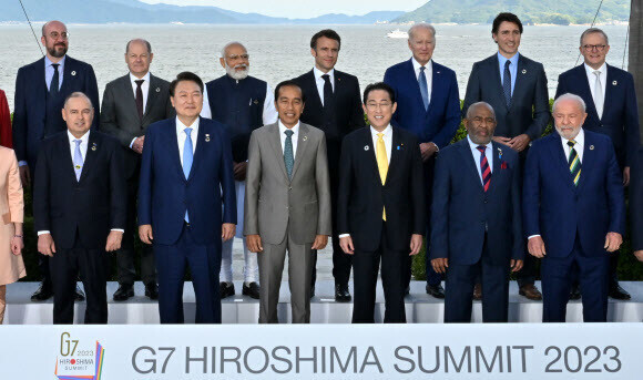 President Yoon Suk-yeol of South Korea stands alongside heads of state of the Group of Seven nations and other invitee nations at the G7 summit in Hiroshima, Japan, on May 20. (Yonhap)