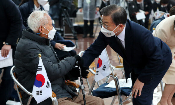 President Moon Jae-in greets Lim Woo-chul, a former Korean independence fighter, during the March 1 Independence Movement Day ceremony at Tapgol Park in Seoul on March 1. (Yonhap News)