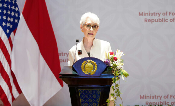 US Deputy Secretary of State Wendy Sherman speaks during a press conference after a meeting with her Indonesian counterpart in Jakarta, Indonesia, on Monday. (Reuters/Yonhap)
