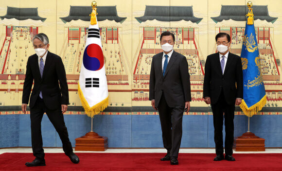 South Korean President Moon Jae-in waits for Koichi Aiboshi, Japan's ambassador to South Korea, to exit after taking a photo together Wednesday in the Blue House. Moon received diplomatic credentials from the new Japanese ambassador that day. (Yonhap News)