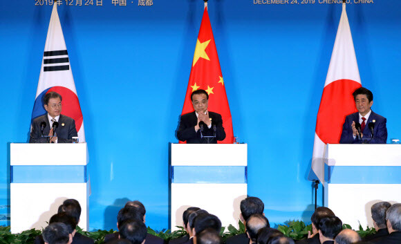 South Korean President Moon Jae-in (L), Chinese Premier Li Keqiang (C) and Japanese Prime Minister Shinzo Abe attend a joint press conference after a trilateral summit in Chengdu, southwestern China, on Dec. 24, 2019.