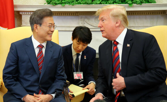 South Korean President Moon Jae-in speaks with US President Donald Trump during their summit on May 22 at the Oval Office in the White House. (Blue House photo pool)