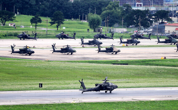 US Apache helicopters at the Camp Humphreys garrison in Pyeongtaek, Gyeonggi Province. (Yonhap News)
