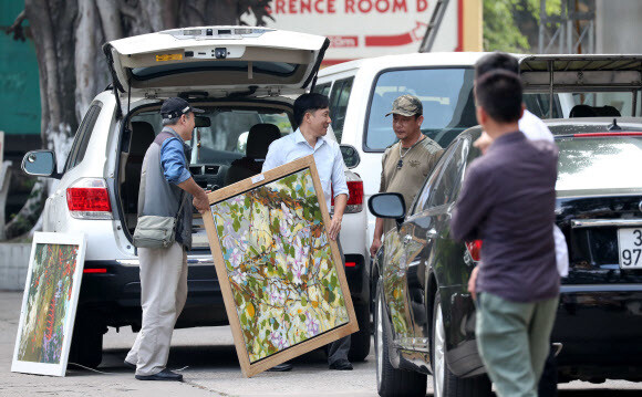 Government officials transport works of art in front of the State Guest House in Hanoi in preparation for the second North Korea-US summit. (Yonhap News)