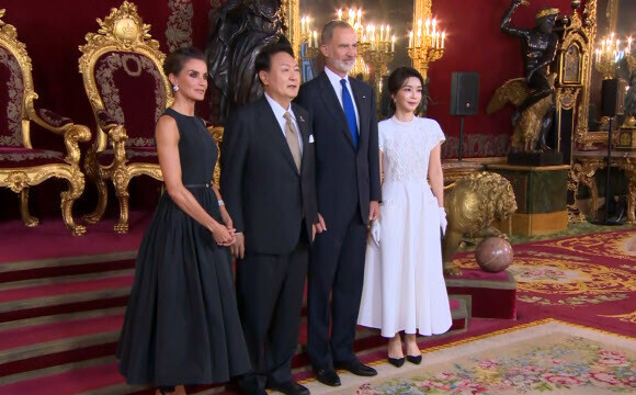 President Yoon Suk-yeol and first lady Kim Keon-hee pose with King Felipe VI and Queen Letizia of Spain during a gala dinner for leaders of NATO summit participant nations on June 28 in Madrid, Spain. (Yonhap News)