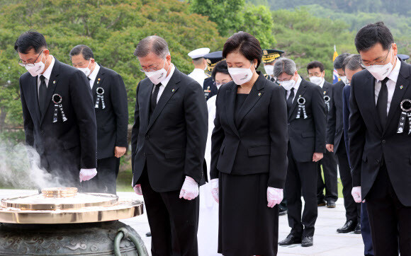 문재인 대통령과 부인 김정숙 여사가 6일 오전 서울시 동작구 국립서울현충원에서 열린 제66회 현충일 추념식에 참석, 현충탑에서 순국선열 및 호국영령에 대해 묵념하고 있다. 연합뉴스