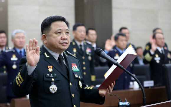 South Korean Joint Chiefs of Staff (JCS) Chairman Gen. Park Han-ki takes an oath before a National Assembly National Defense Committee parliamentary audit in Seoul on Oct. 8. (Yonhap News)
