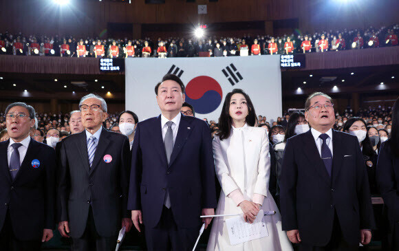 President Yoon Suk-yeol and first lady Kim Keon-hee take part in an event commemorating the March 1 Independence Movement at the Yu Gwan-sun Memorial Hall in downtown Seoul on March 1. (presidential office pool photo)