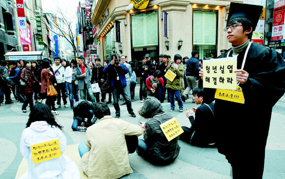  2010 gathering organized by the Youth Union online cafe in Seoul's Myeongdong neighborhood. 
