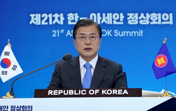 South Korean President Moon Jae-in makes introductory remarks for the 21st South Korea-ASEAN summit held via teleconference on Nov. 12. (Yonhap News)